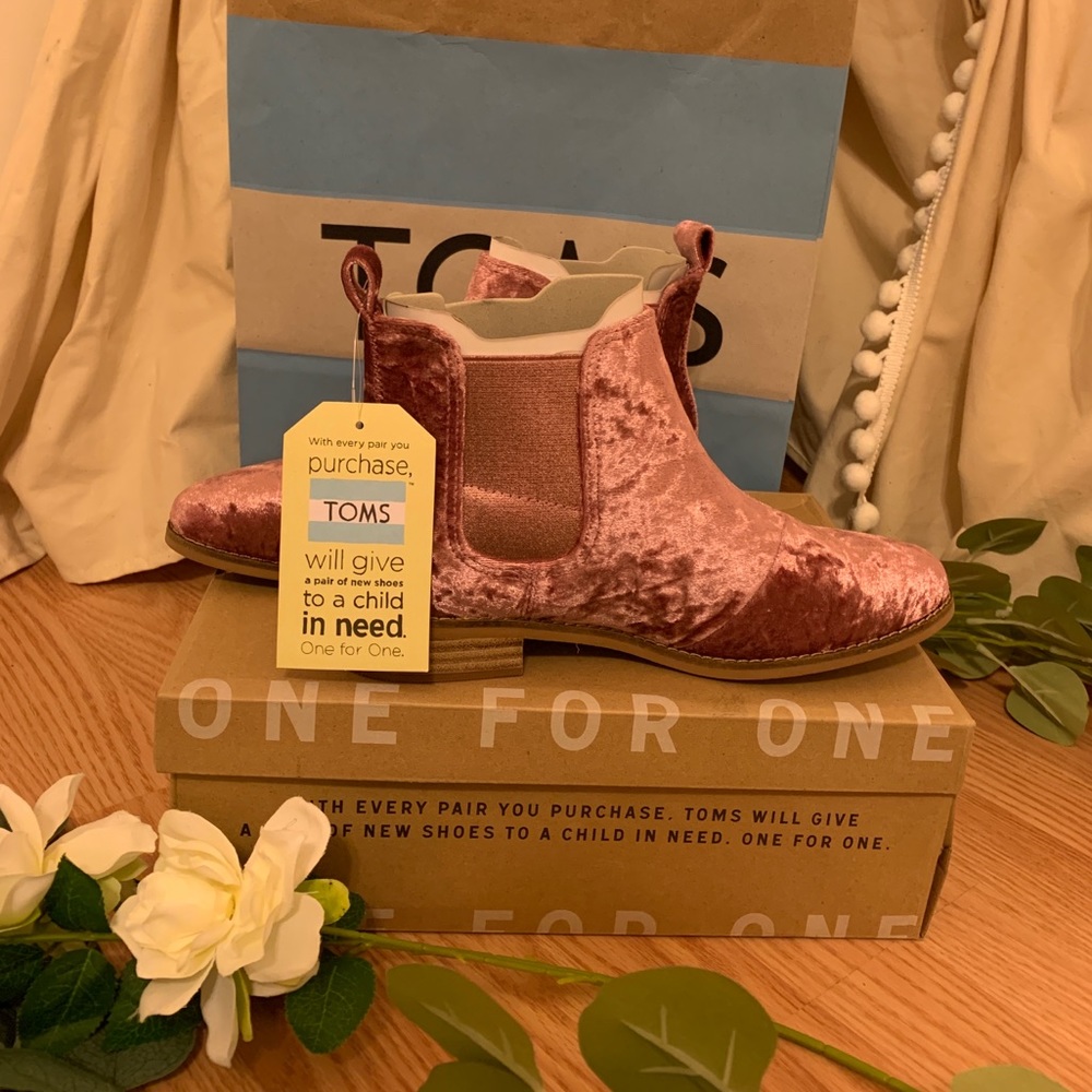 BNWT TOMS Velvet Boots (UNUSED,UNWORN)